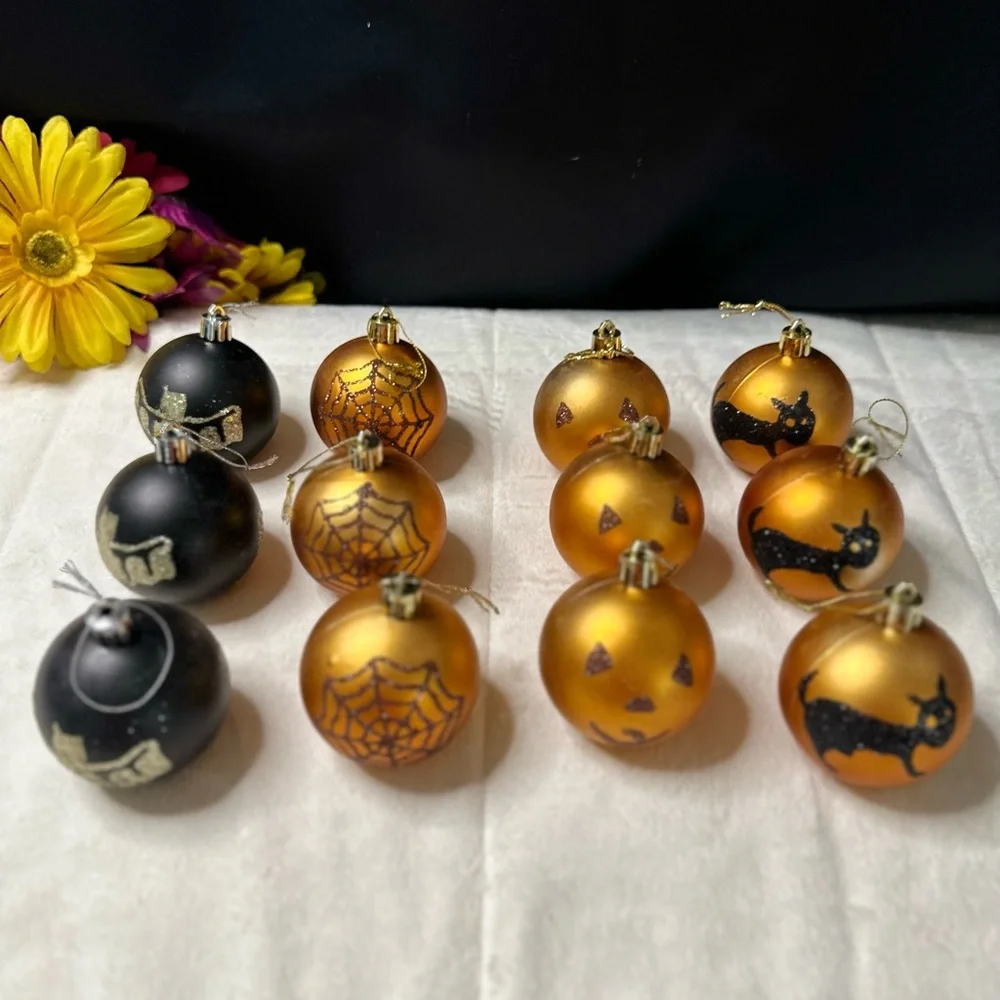 12 Halloween Plastic Decoration Balls/“It’s The Great Pumpkin Charlie Brown Book
